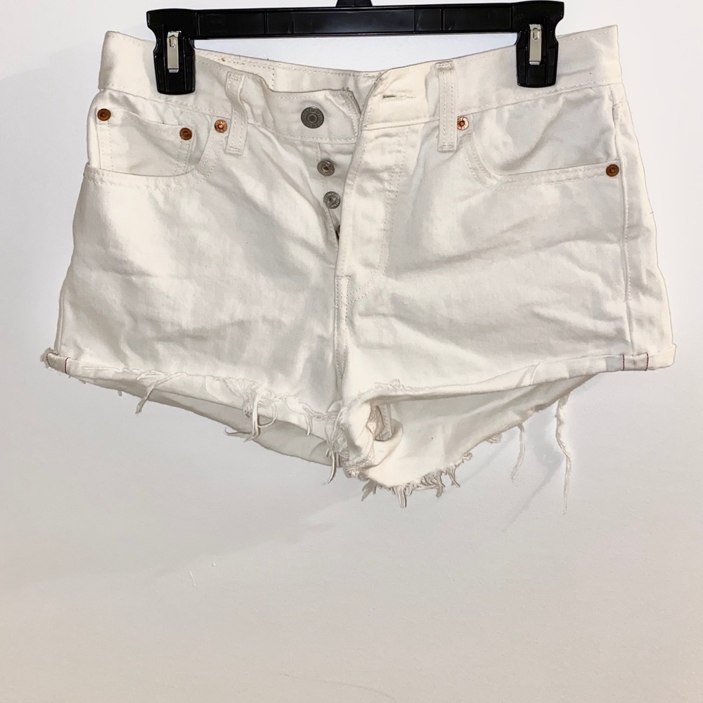 ✨Levi’s high waisted jean shorts✨